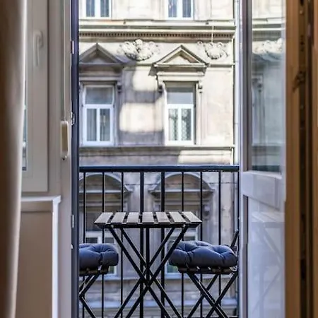 Venus - Akacfa Iii * Budapest